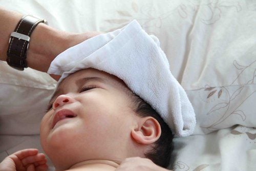 Đắp mát cho trẻ để hạ sốt hiệu quả